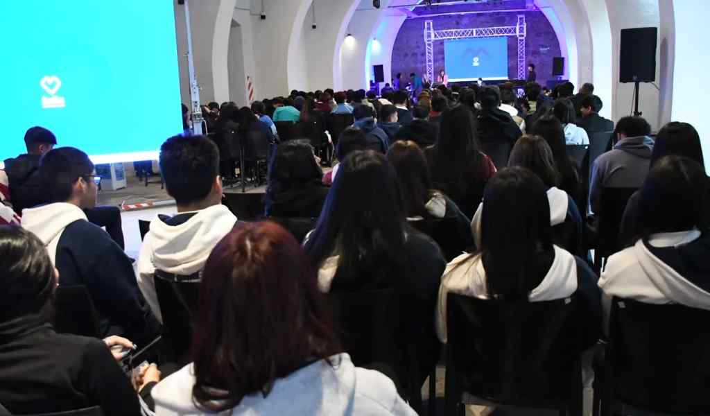 Más de 300 estudiantes salteños de escuelas técnicas se capacitaron en IA y herramientas de Google
