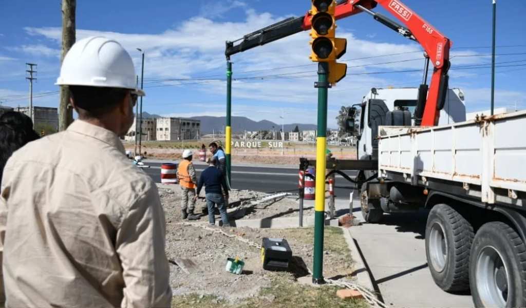 Se colocaron nuevos semáforos en la avenida Ex Combatientes de Malvinas