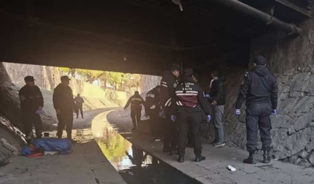 La Policía, junto a la Municipalidad realizaron un operativo de descacharrado y limpieza en el canal de la Esteco:  Demoraron a 10 personas por contravenciones