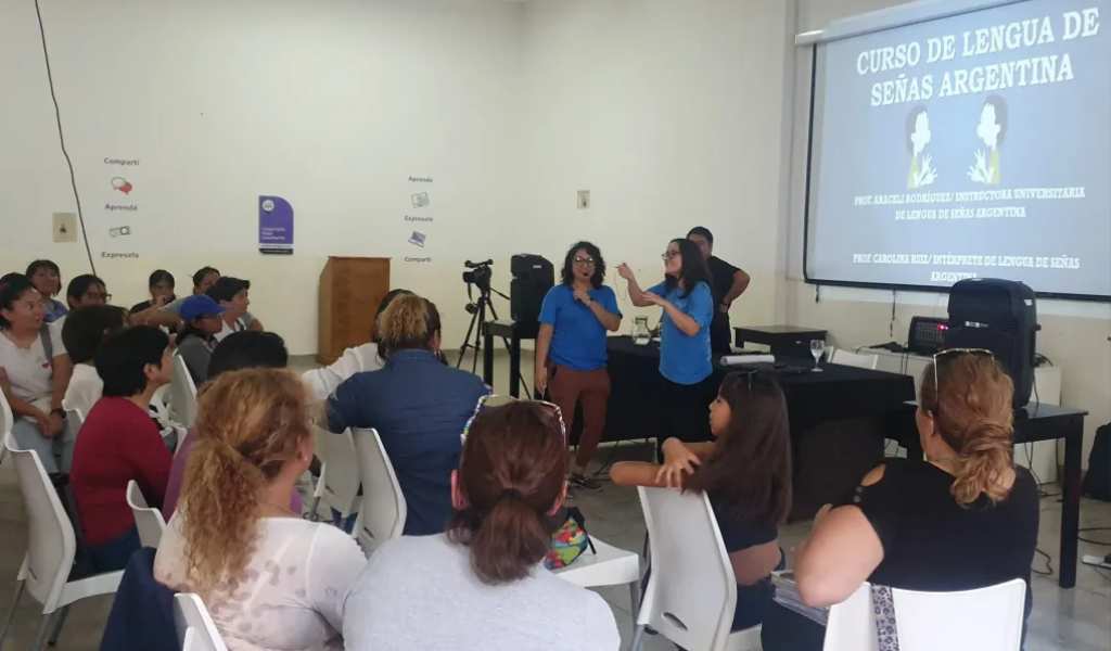 Continúan las capacitaciones en Lengua de Señas en diferentes barrios de la capital salteña