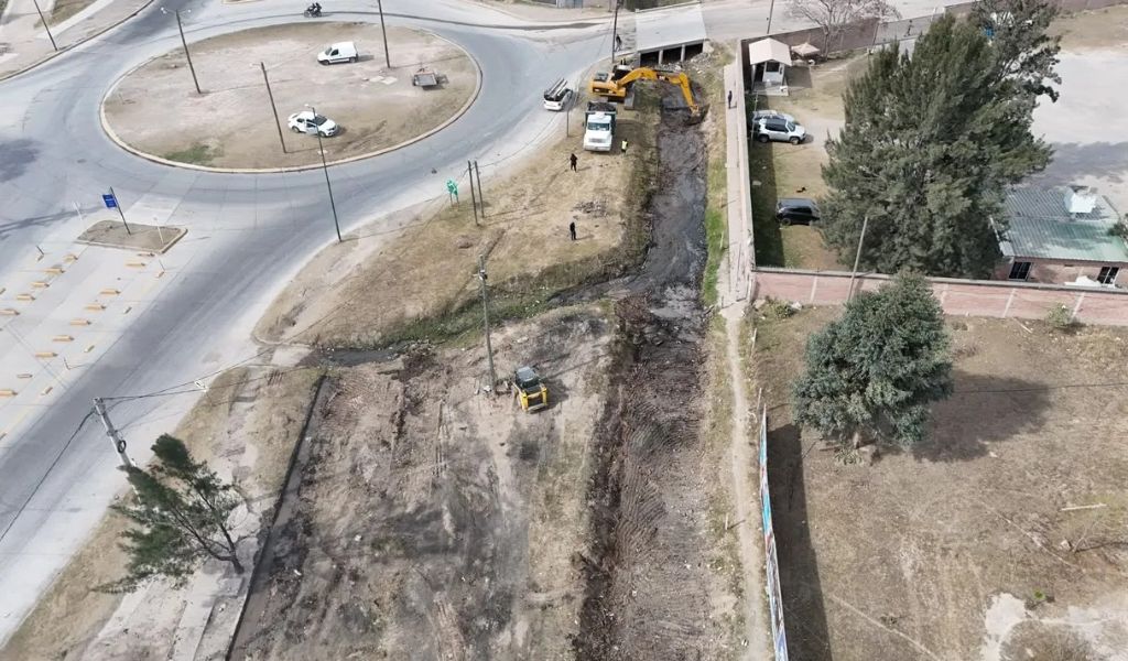 El Municipio acondiciona el canal Urkupiña para prevenir anegamientos en zona sudeste