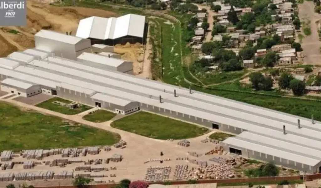Echaron a un operario ceramista y se intentó suicidar en una fábrica del presidente de UIA