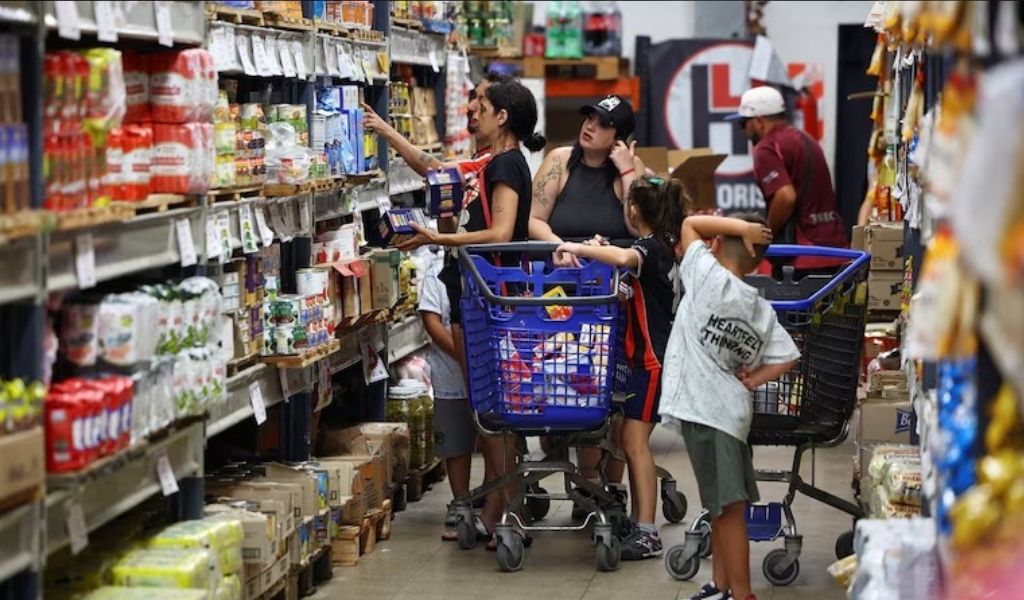 Las dos caras de la economía argentina: se acelera la baja de la inflación, pero también la demanda de dólares