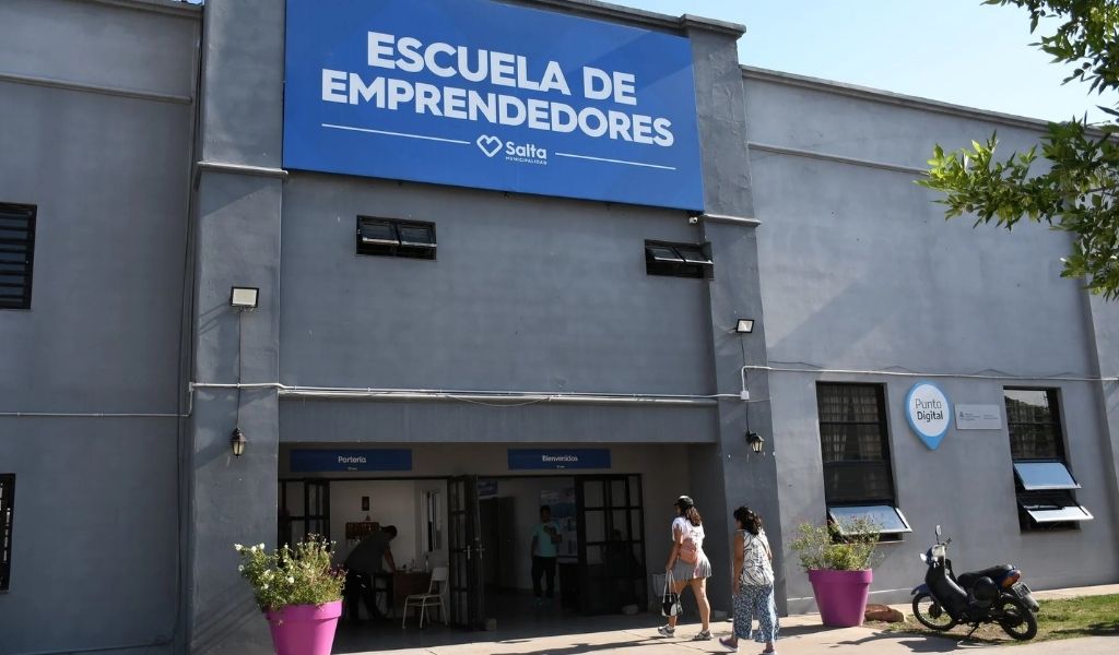 En la Escuela de Emprendores podés aprendér a estudiar e investigar con inteligencia artificial