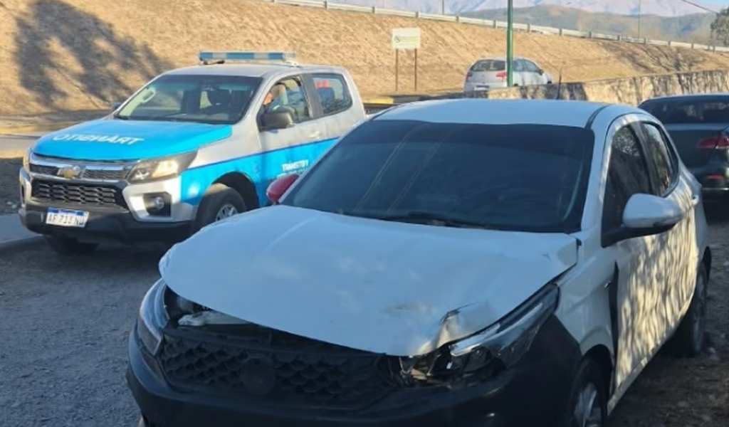Manejaba ebrio, chocó a una familia en la rotonda de San Luis y envió a una joven al hospital