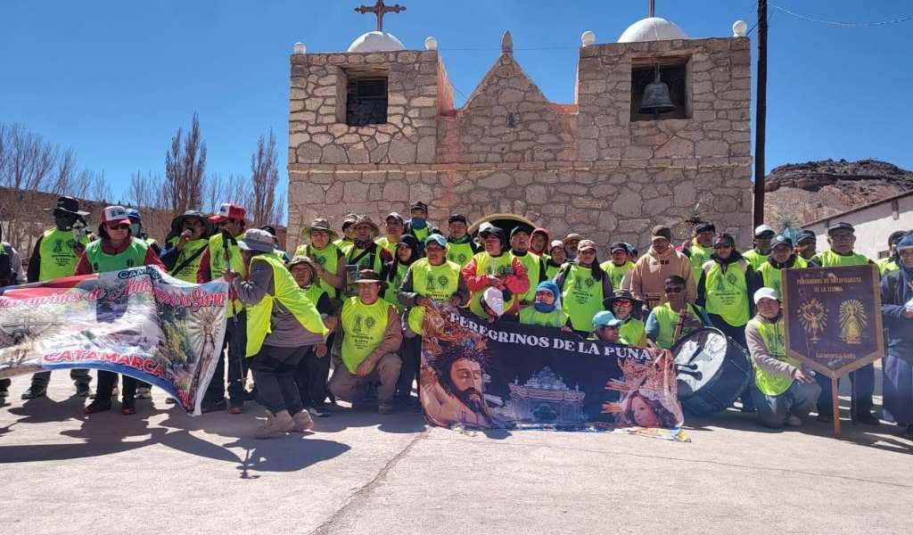 Inicia la fe puneña: 61 peregrinos de Antofagasta de la Sierra de Catamarca caminan hacia el Milagro en Salta