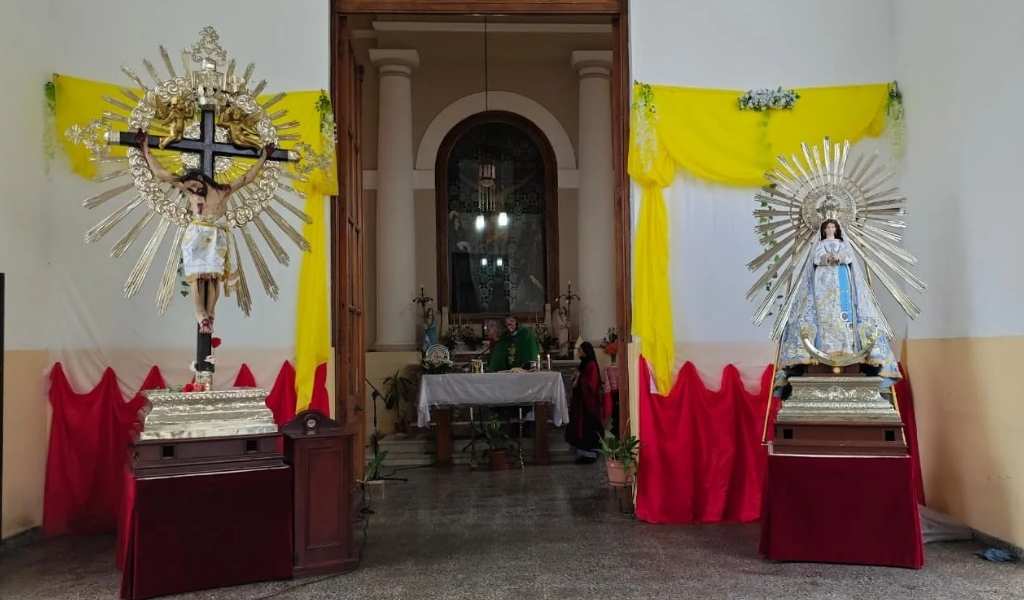Las imágenes peregrinas del Milagro fueron recibidas en el cementerio De la Santa Cruz