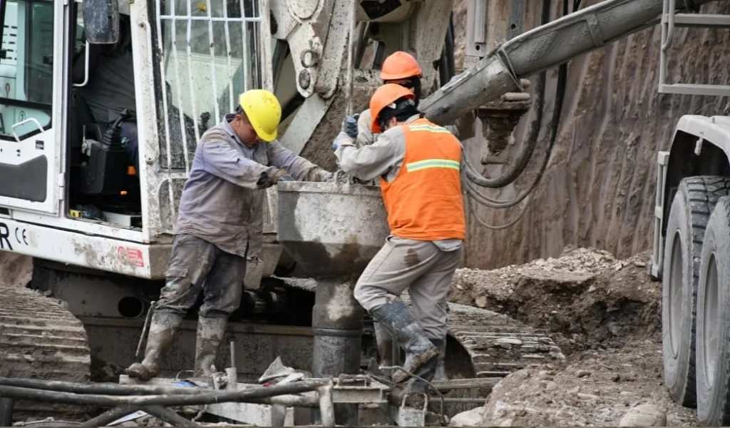 El municipio comenzó con la colocación de hormigón en los pilotes del nuevo puente de Santa Lucía