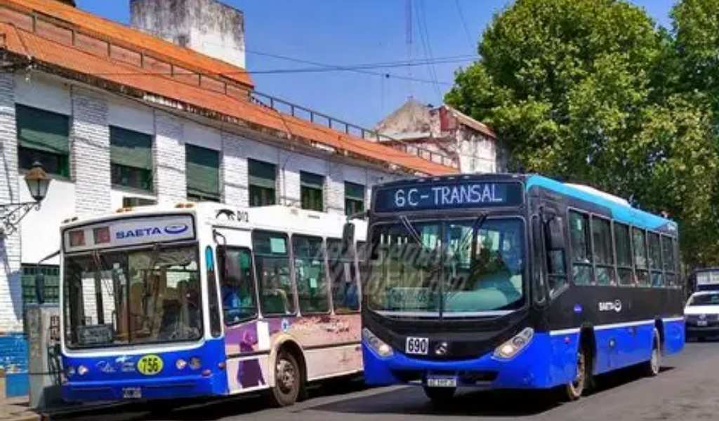 Condenaron a 2 hombres por atacar a un chofer y dañar un colectivo en Vaqueros. "No quisieron esperar el horario de salida"