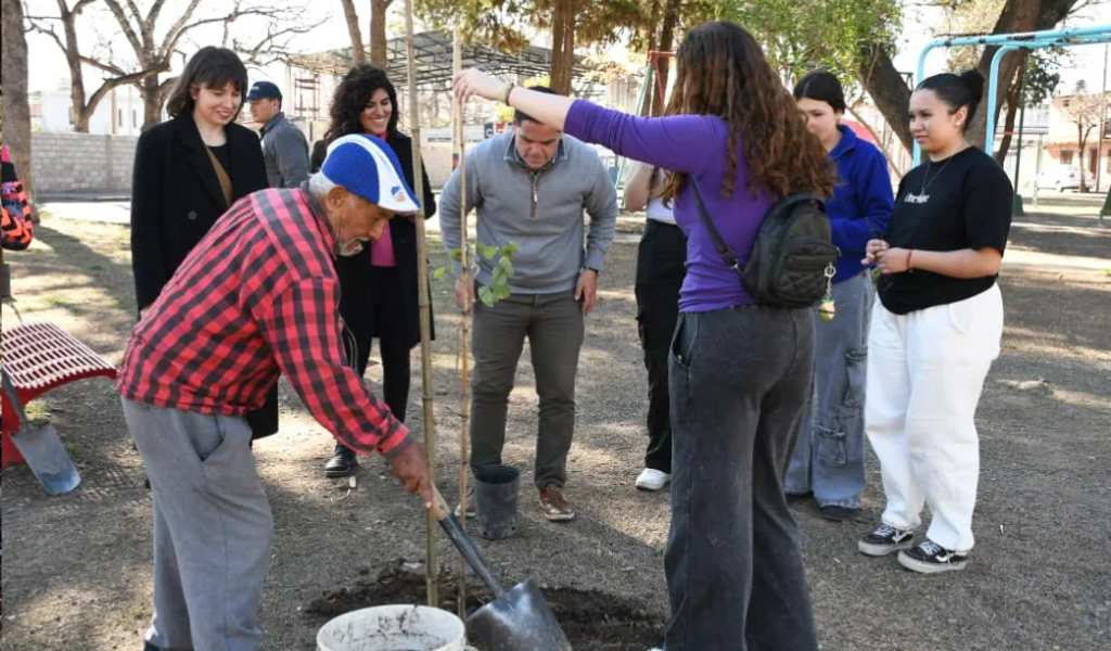 Ya se vive el Milagro 2026: Plantaron 20 lapachos en la plaza Macacha Güemes para recibir a los peregrinos