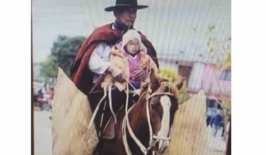 Brutal siniestro en Rosario de Lerma: Un auto a 140 km/h embistió a un conocido gaucho que iba a caballo  y lo tiró a 50 metros