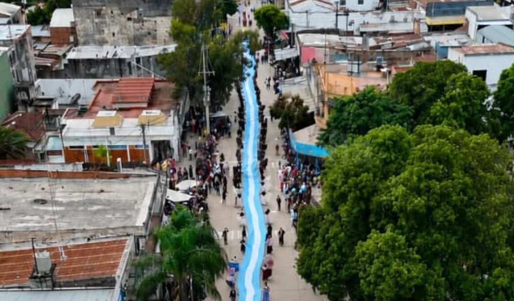 En Tartagal se desplegó la bandera argentina más grande del Norte: ¡Mide 250 metros!