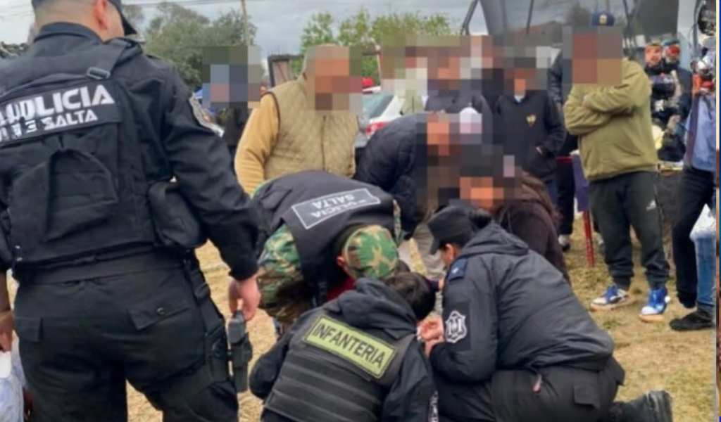 La importancia de estar capacitados: Policías le salvaron la vida a un bebé que sufrió una broncoaspiración y se ahogaba en Las Lajitas