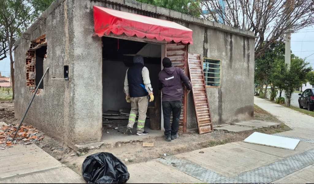 La Municipalidad sigue recuperando  espacios públicos: Demolieron una estructura abandonada en barrio San Carlos