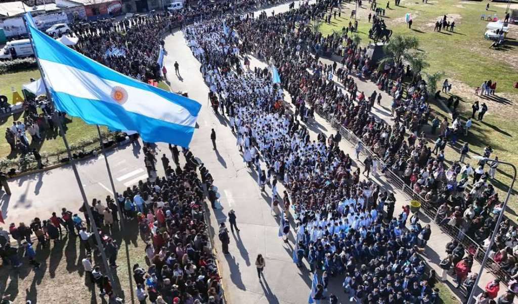 ¿Por qué quieren ser argentinos?: "¡Por Messi!”, la repuesta de los chicos en Orán durante la promesa a la bandera