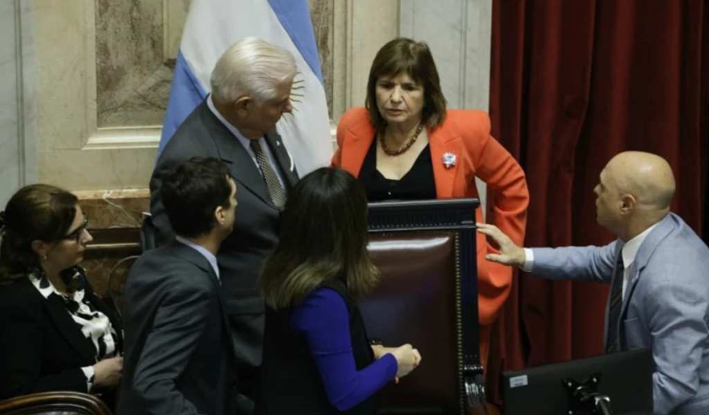 Bronca de los senadores libertarios porque Adorni los citó a la Casa Rosada: "¿Qué nos va a decir, que es inocente?"
