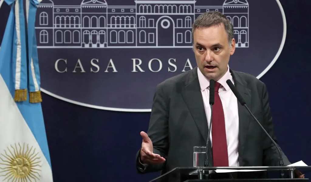 El alquiler del country de la madre de Adorni se pagó un año por adelantado y en dólares