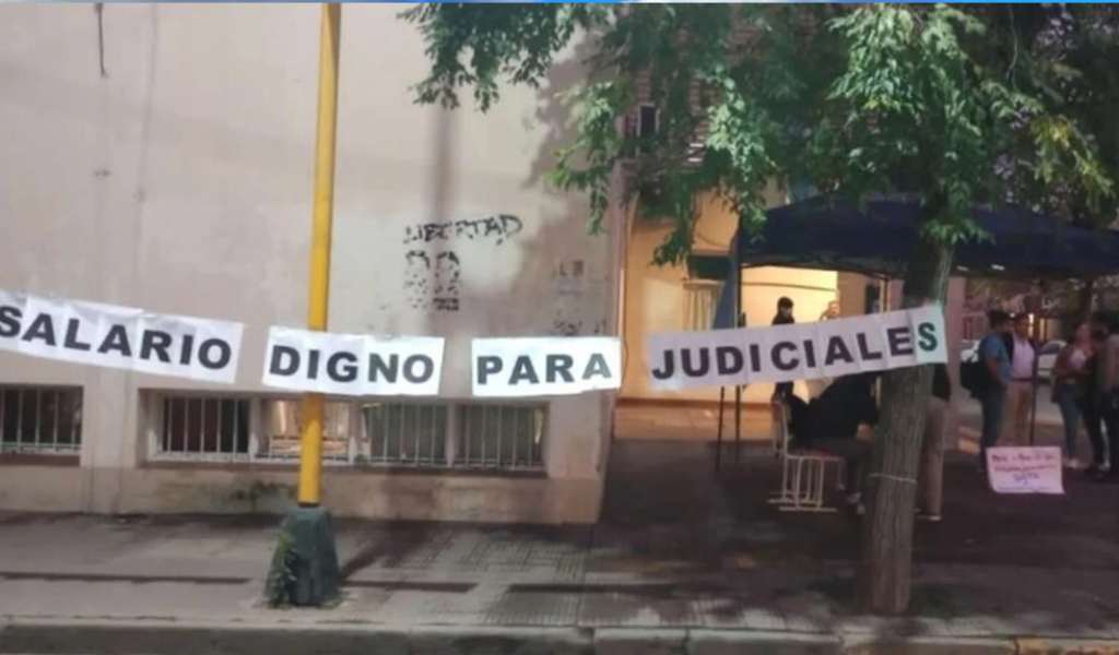 Trabajadores judiciales de Salta protestan por sus bajos salarios: "Lamentablemente somos de los peores pagos del país"