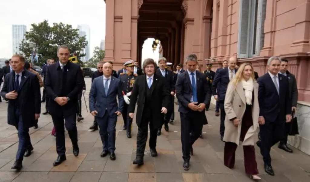 El Gobierno espera que el Mundial 2026 y el papa León XIV ayuden a tapar lo de Adorni y la interna de la LLA