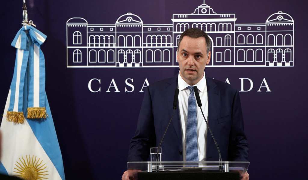 Manuel Adorni canceló su agenda y crecen las versiones sobre una salida inminente