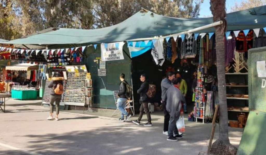 "Las ventas cayeron": El duro testimonio de los feriantes del Parque San Martín ante la falta de turistas