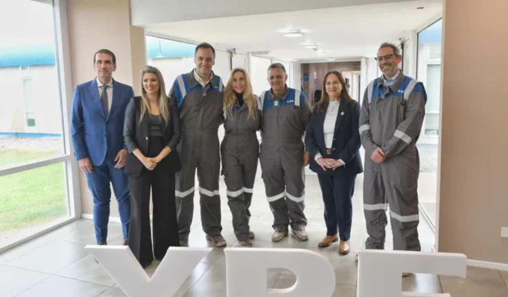 Milei debe decidir si deja a Adorni en su cargo en YPF dónde cobra $100 millones por mes