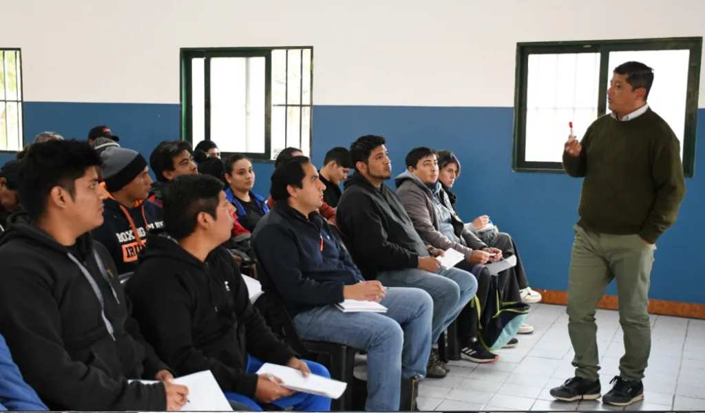 Más de 100 personas participan del curso de electricidad básica en zona oeste dictado por la Municipalidad junto a la UPATecO