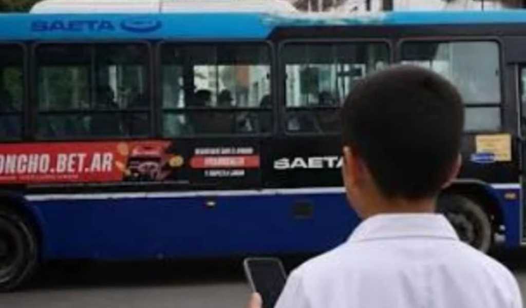 La Municipalidad de Salta ordenó retirar la publicidad de apuestas en colectivos de SAETA