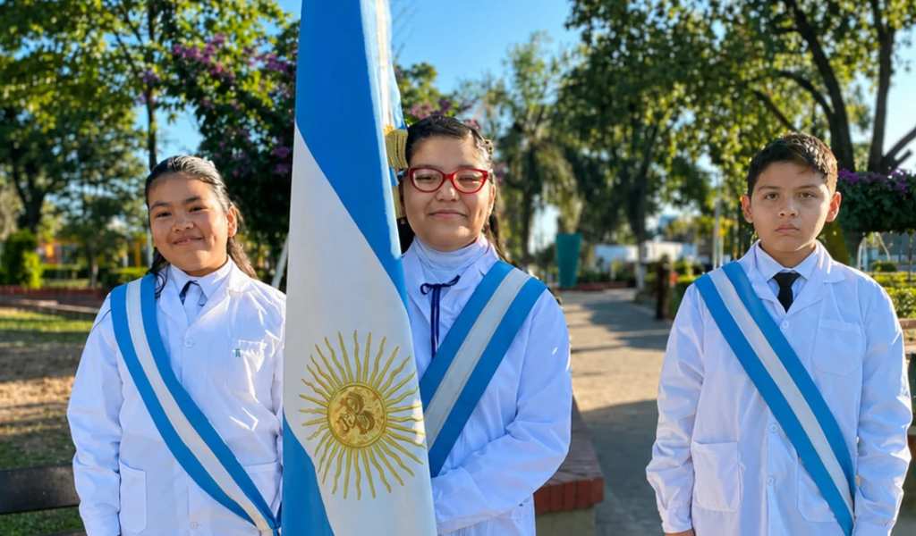 Ejemplo de vida: Salomé lucha contra el cáncer y hoy porta con orgullo la bandera de su escuela