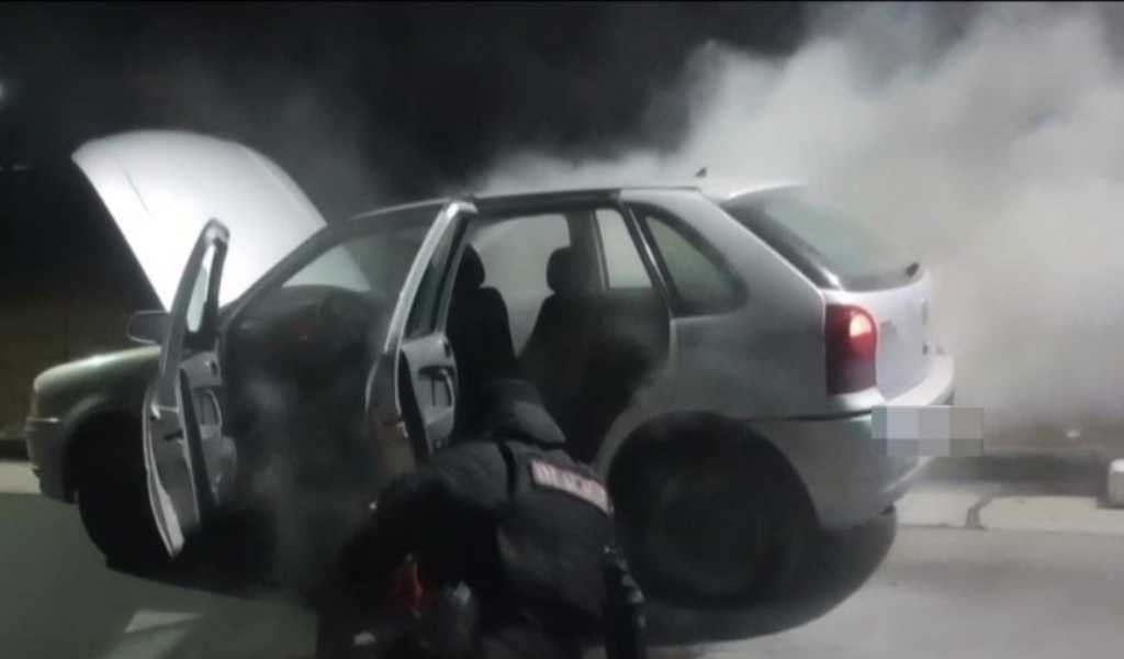 Evitaron una tragedia en barrio La Ciénaga: Policías rompieron el vidrio de un auto incendiado y rescataron a un vecino