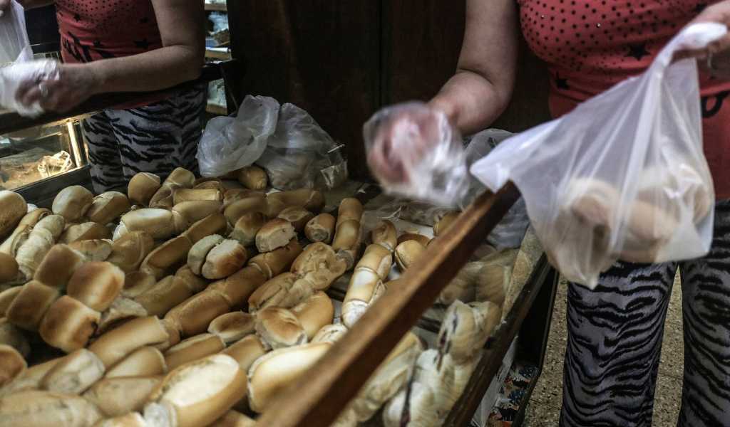 Cayó un 60% el consumo de pan y un 80% el de facturas durante el gobierno de Milei