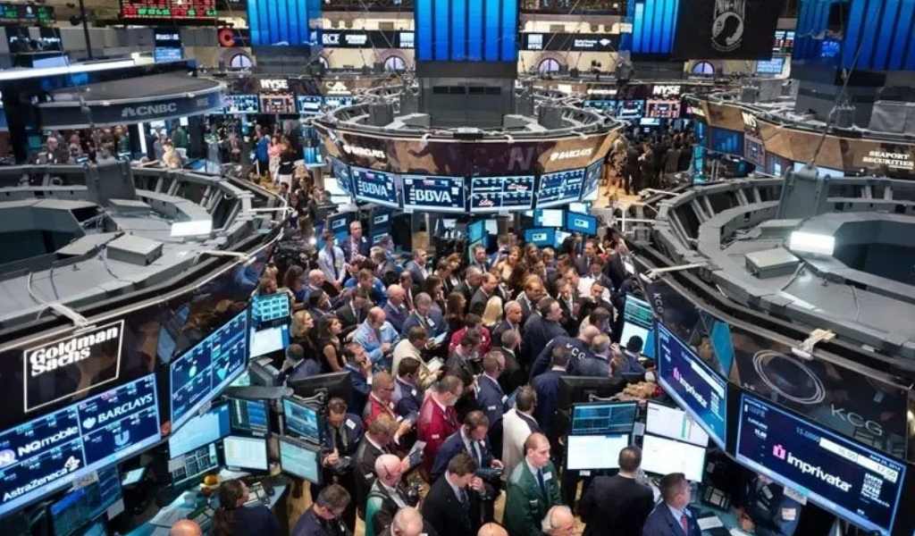 Las acciones argentinas caen hasta 2% y el riesgo país opera por encima de los 415 puntos