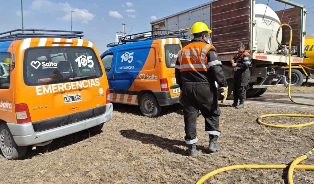 Operativo conjunto: Bomberos, Municipalidad, brigadistas y Defensa Civil combatieron intensos incendios en Salta