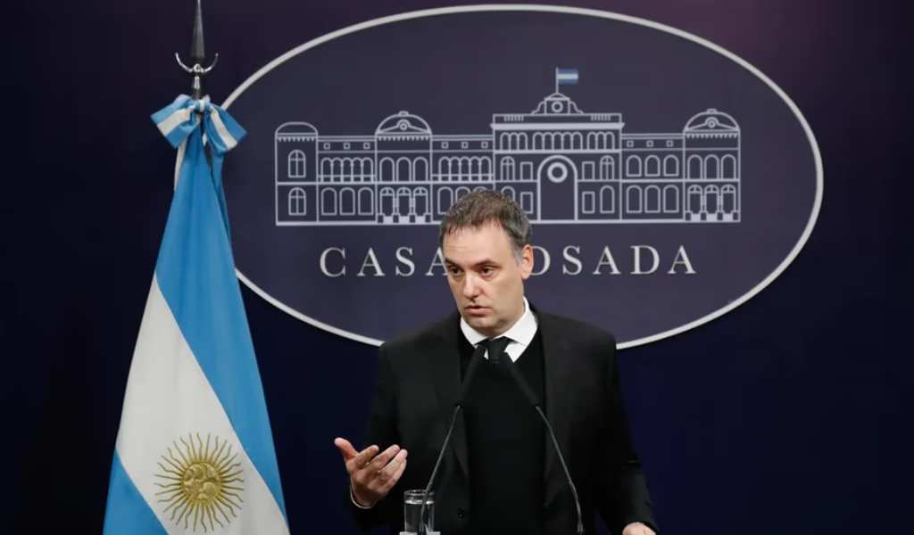 La última declaración jurada de manuel Adorni presenta propiedades, dólares y una cuenta en Estados Unidos