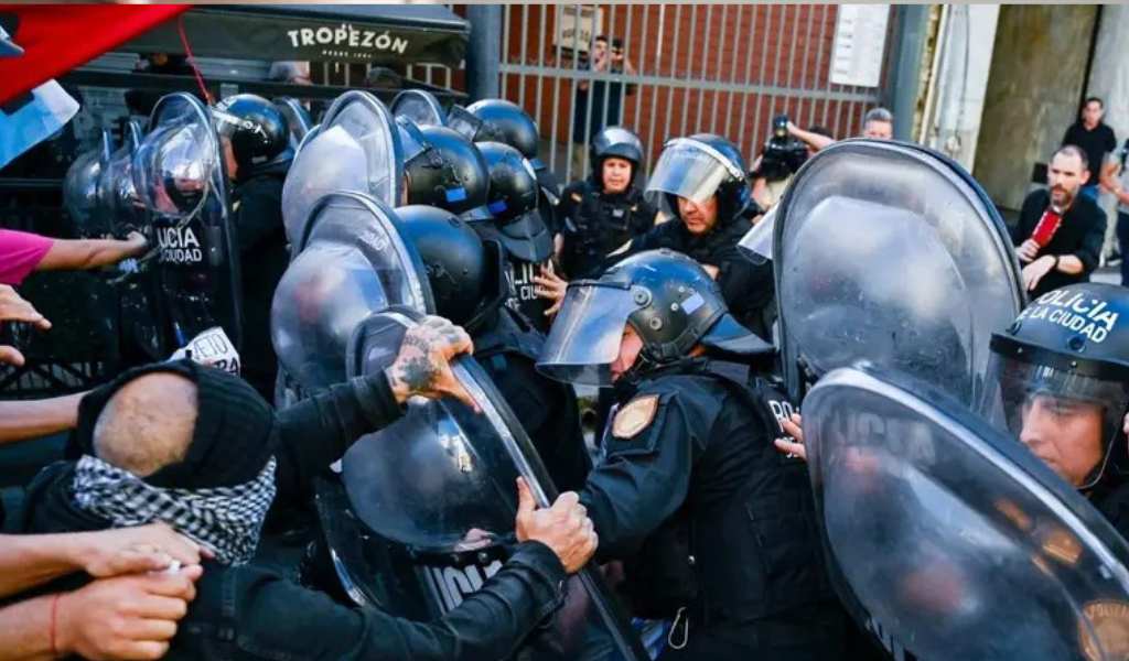 El Gobierno destinó más de dos mil millones de pesos sólo en 2025 para reprimir las marchas de jubilados de los miércoles