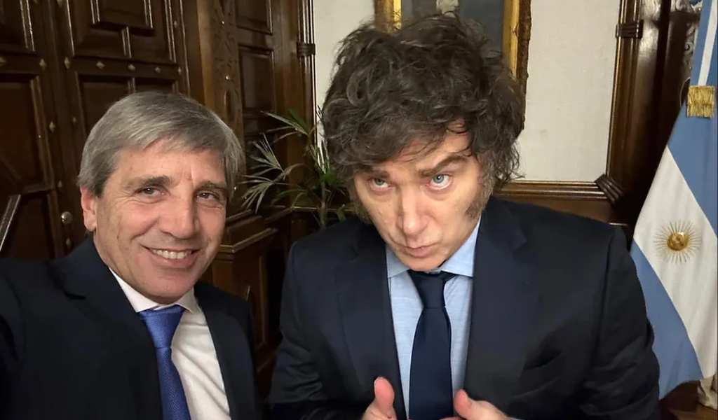 La "otra" economía que Milei y Caputo niegan: Caída del consumo, cierre de empresas y más deuda