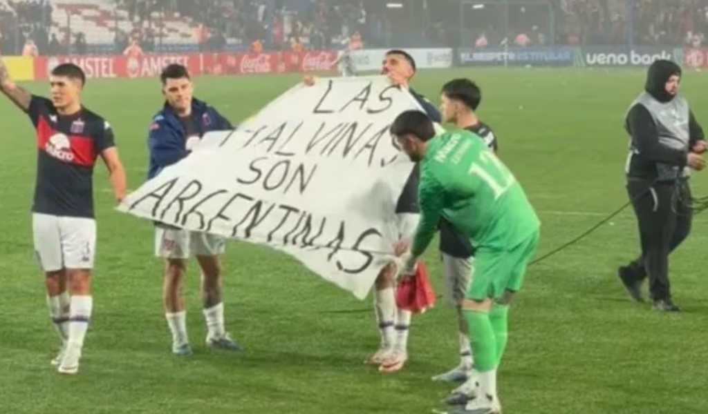 En Uruguay jugadores de Tigre desplegaron una bandera de Malvinas réplica del festejo del Mundial 2026