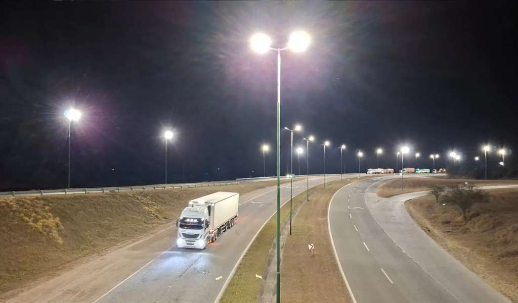 Más seguridad: La Municipalidad instala luces LED en el Acceso Norte