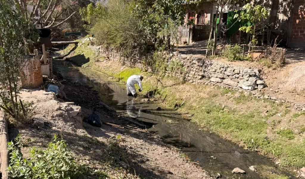 La Municipalidad limpió el canal pluvial de Villa Juanita y  le pide a los vecinos que ¡no tiren basura!