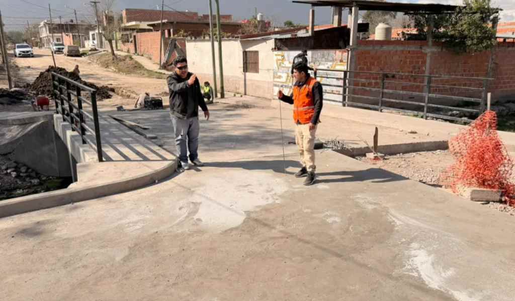 La Municipalidad construyó un nuevo puente sobre el canal pluvial de Villa Juanita