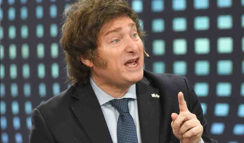 Milei criticó de nuevo a la Scaloneta por mostrar la bandera de Malvinas: "Son bravuconadas propias de un barrabrava termocefálico mononeuronal"