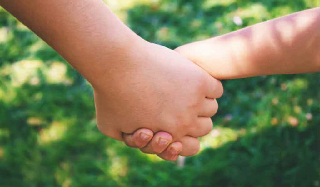 No quieren separarse: La historia de los dos hermanitos salteños que esperan el amor de una familia