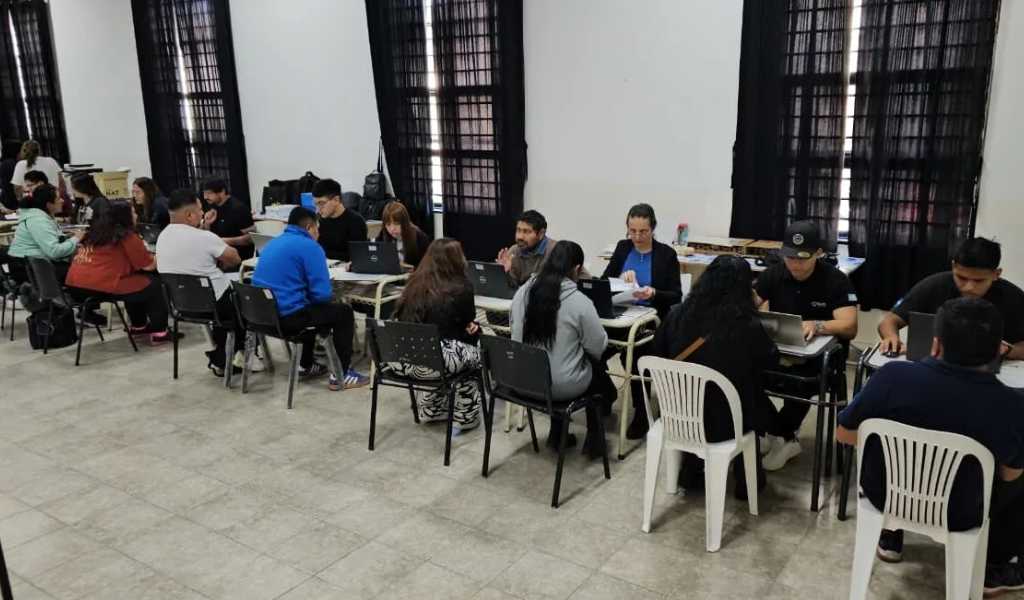 Adultos 2000: más de 1300 personas se inscribieron para terminar el secundario