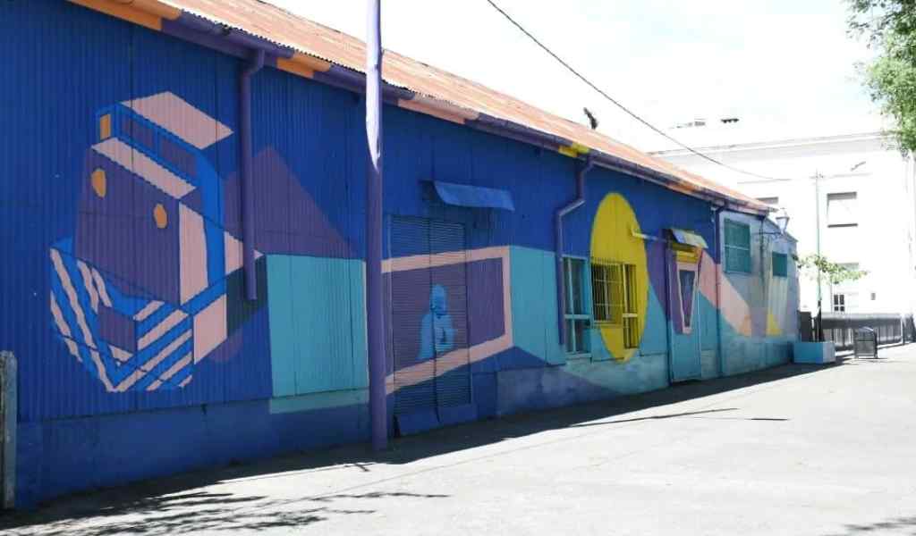 Paseo Ameghino: La estación de trenes luce un nuevo y hermoso mural que transforma y llena de color el espacio