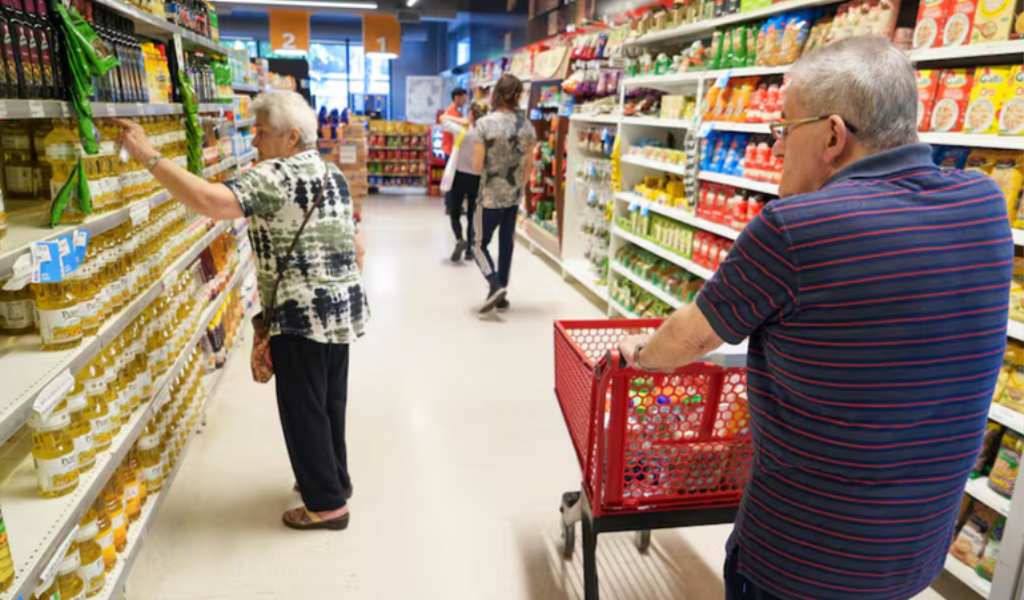 En el segundo trimestre de 2025 el 53% de la clase media gastó ahorros o se endeudó para llegar a fin de mes