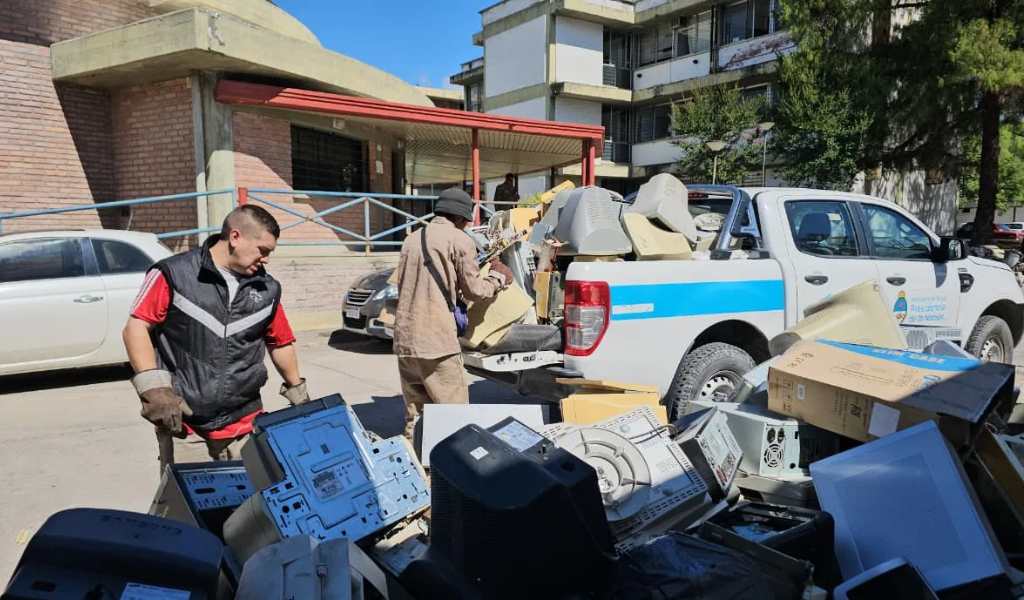 La lucha contra el dengue no frena: En la UNSa la Municipalidad realizó un nuevo descacharrado