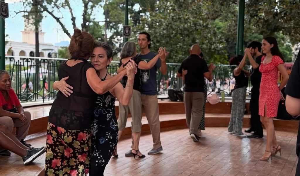 Este sábado La Glorieta en plaza 9 de Julio vibrará al ritmo del 2×4 con clase de tango y milonga