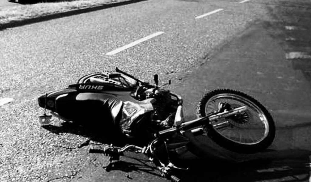 En Coronel Moldes un hombre perdió el control de su moto, chocó contra un poste de luz y falleció