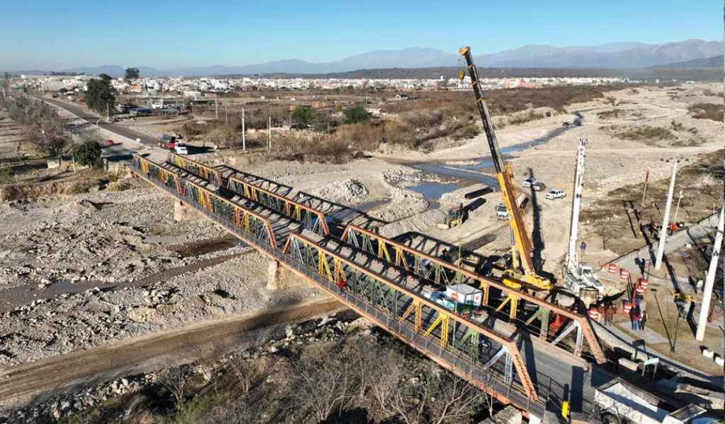 El clima ayuda: A buen ritmo avanza la construcción del nuevo puente sobre el río Vaqueros