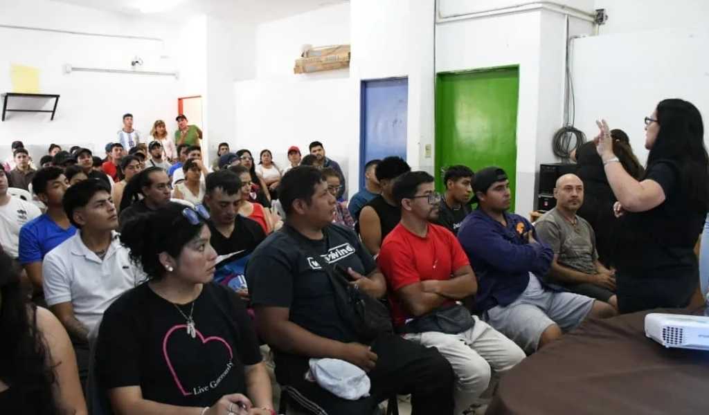 El municipio brindó la capacitación en el CIC de Santa Cecilia. Más de 60 vecinos conocieron las herramientas para ingresar al sector minero